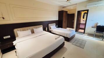 Triple Room, City View | Iron/ironing board
