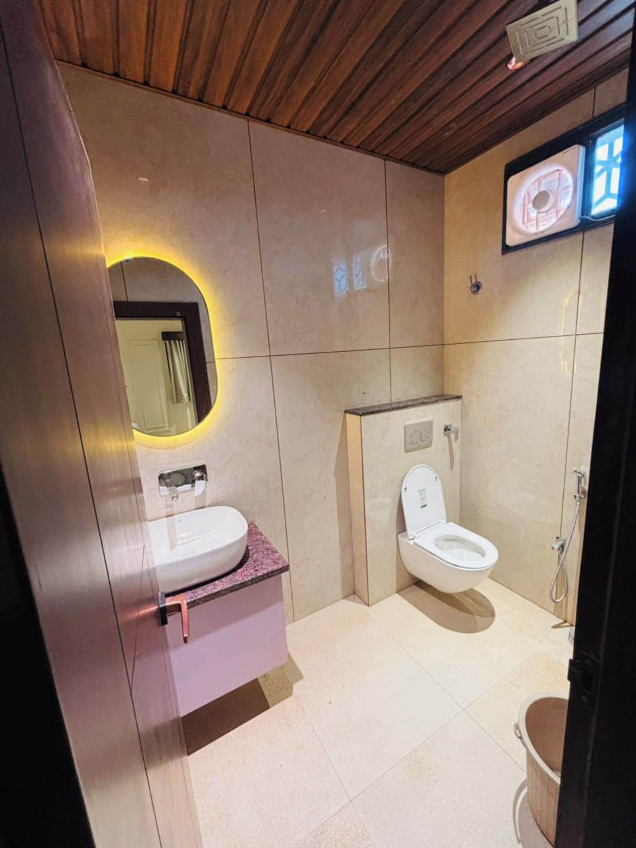 Superior-værelse - byudsigt | Badeværelse | Bruser, gratis toiletartikler, håndklæder, Sæbe