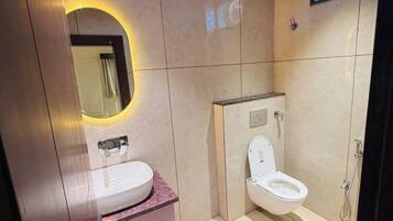 Superior-værelse - byudsigt | Badeværelse | Bruser, gratis toiletartikler, håndklæder, Sæbe