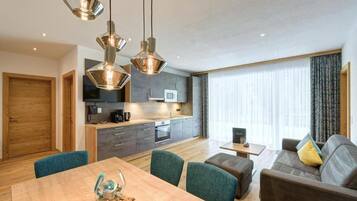 Apartamento Deluxe, balcón, vistas al jardín | Interior
