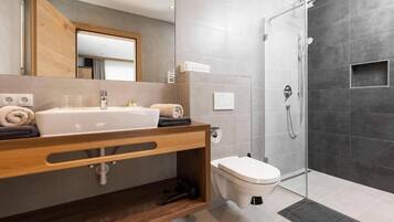 Apartemen Deluks, balkon, pemandangan kebun | Kamar mandi