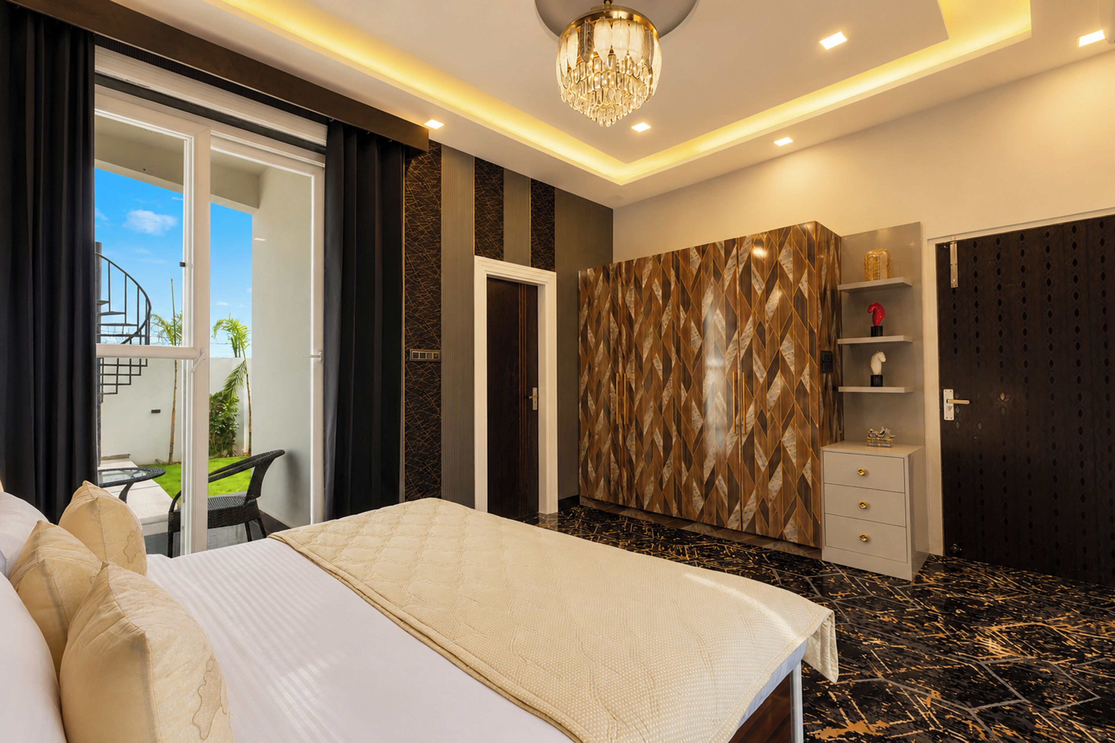 Luxury Villa | Iron/ironing board, WiFi (free)