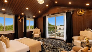 Luxury Villa | Iron/ironing board, free WiFi
