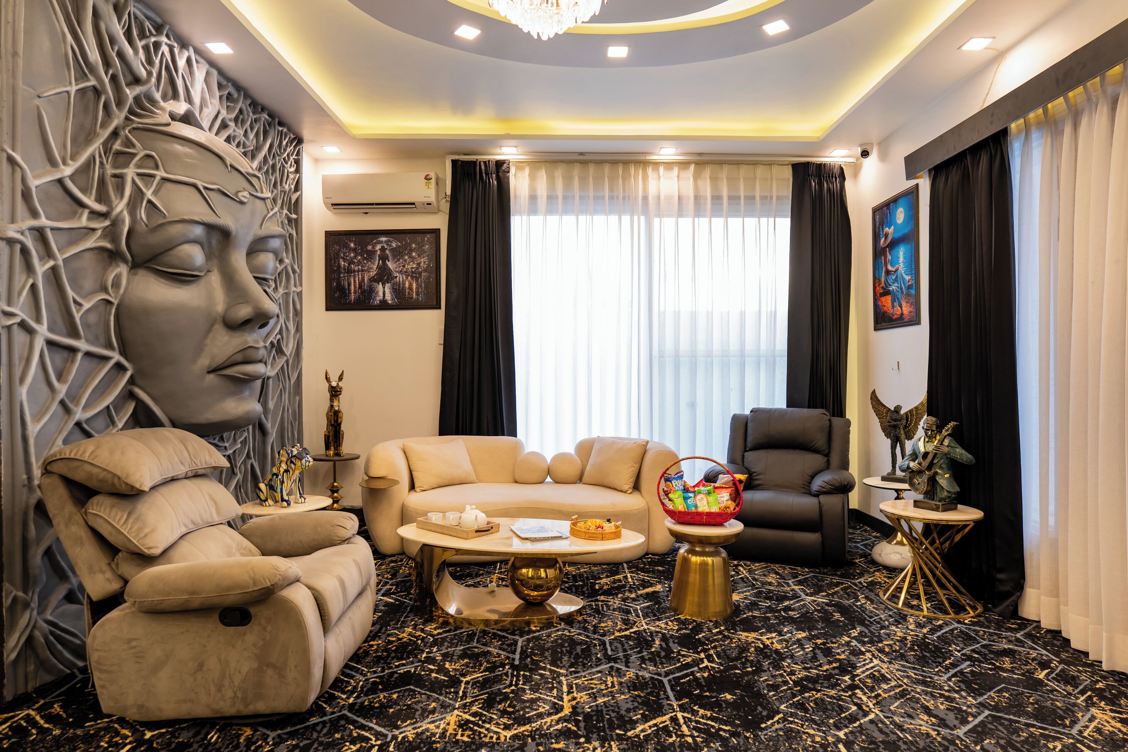 Ein modernes Wohnzimmer mit einer Couch, einem Sessel und einem Couchtisch.