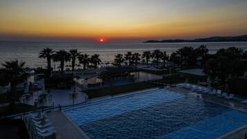 Familienzimmer, Balkon, Meerblick | Pool | Außenpool (je nach Saison geöffnet)