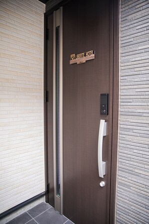 Exterior detail - Newly Built Villa * 8-minute walk from Skytree-Oshiage Station * 3-minute tram ride to Asakusa * Direct access to Haneda Airport, Narita Airport, and Disney (墨田区)
