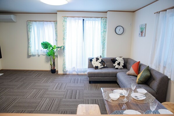 Living area - Newly Built Villa * 8-minute walk from Skytree-Oshiage Station * 3-minute tram ride to Asakusa * Direct access to Haneda Airport, Narita Airport, and Disney (墨田区)