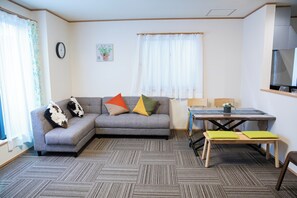 Living area - Newly Built Villa * 8-minute walk from Skytree-Oshiage Station * 3-minute tram ride to Asakusa * Direct access to Haneda Airport, Narita Airport, and Disney (墨田区)