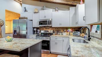Geladeira, micro-ondas, fogão, cooktop