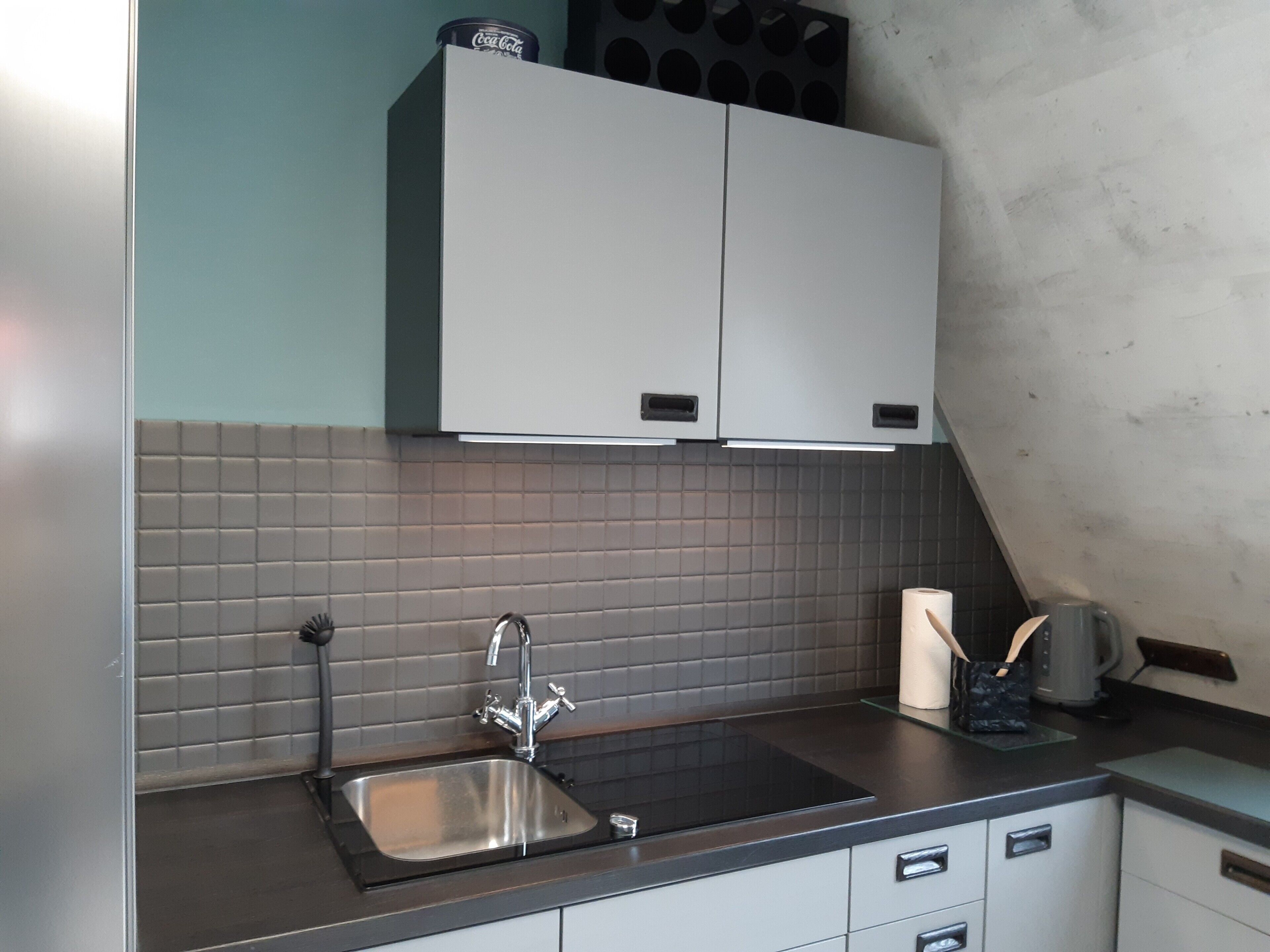 Fridge, oven, stovetop, coffee/tea maker