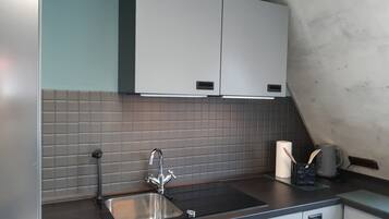 Fridge, oven, stovetop, coffee/tea maker