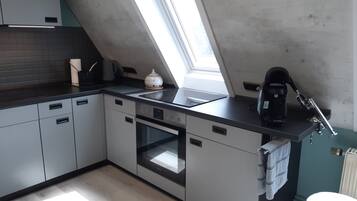 Kühlschrank, Ofen, Herdplatte, Wasserkocher mit Kaffee-/Teezubehör