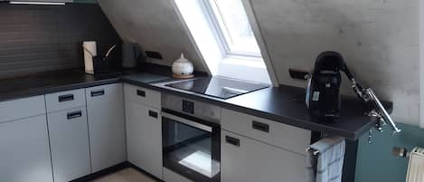 Fridge, oven, stovetop, coffee/tea maker