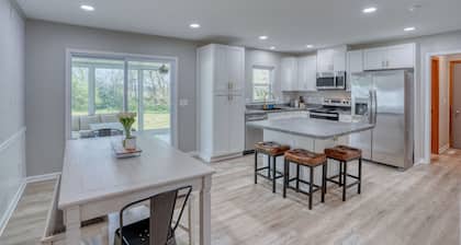'Reel Retreat' - Home with community access to bayfront park and piers