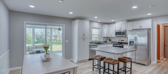 'Reel Retreat' - Home with community access to bayfront park and piers