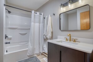 Douche, sèche-cheveux, serviettes fournies, savon
