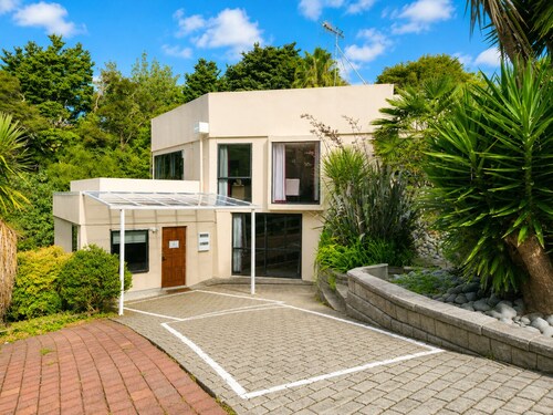 Entire House: Spacious 285m2