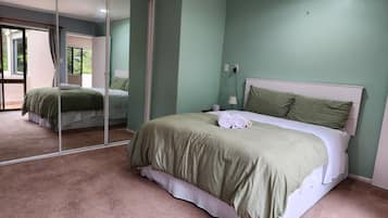 6 bedrooms, iron/ironing board, WiFi, bed sheets