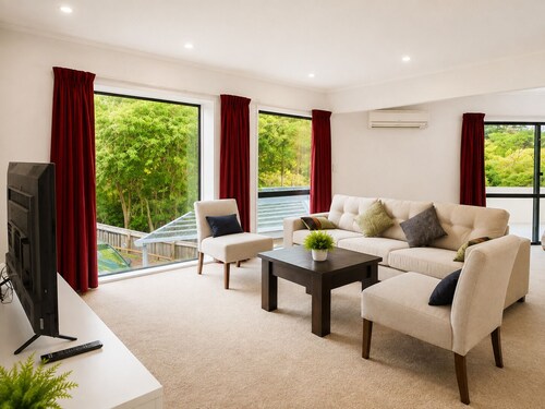 Entire House: Spacious 285m2