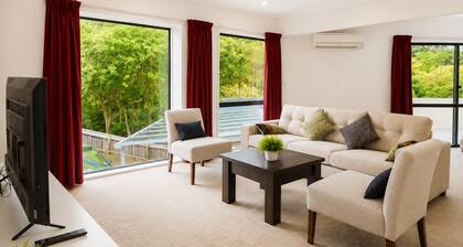 Entire House: Spacious 285m2