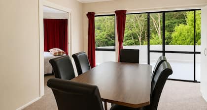 Entire House: Spacious 285m2