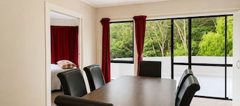 Entire House: Spacious 285m2
