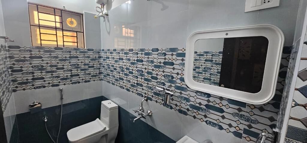 Regadera, amenidades de baño gratuitas, secadora de cabello, toallas 