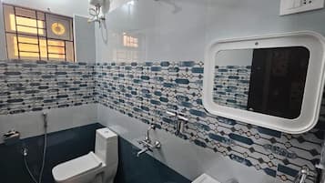 Regadera, amenidades de baño gratuitas, secadora de cabello, toallas