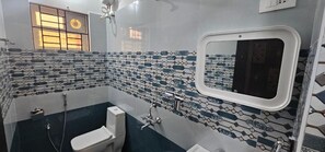 Regadera, amenidades de baño gratuitas, secadora de cabello, toallas 