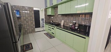 Refrigerador, microondas, placa de cocina, utensilios de cocina