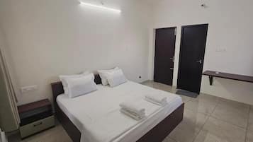 Caja de seguridad en la habitación, escritorio y cortinas blackout