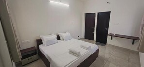 Caja de seguridad en la habitación, escritorio y cortinas blackout 