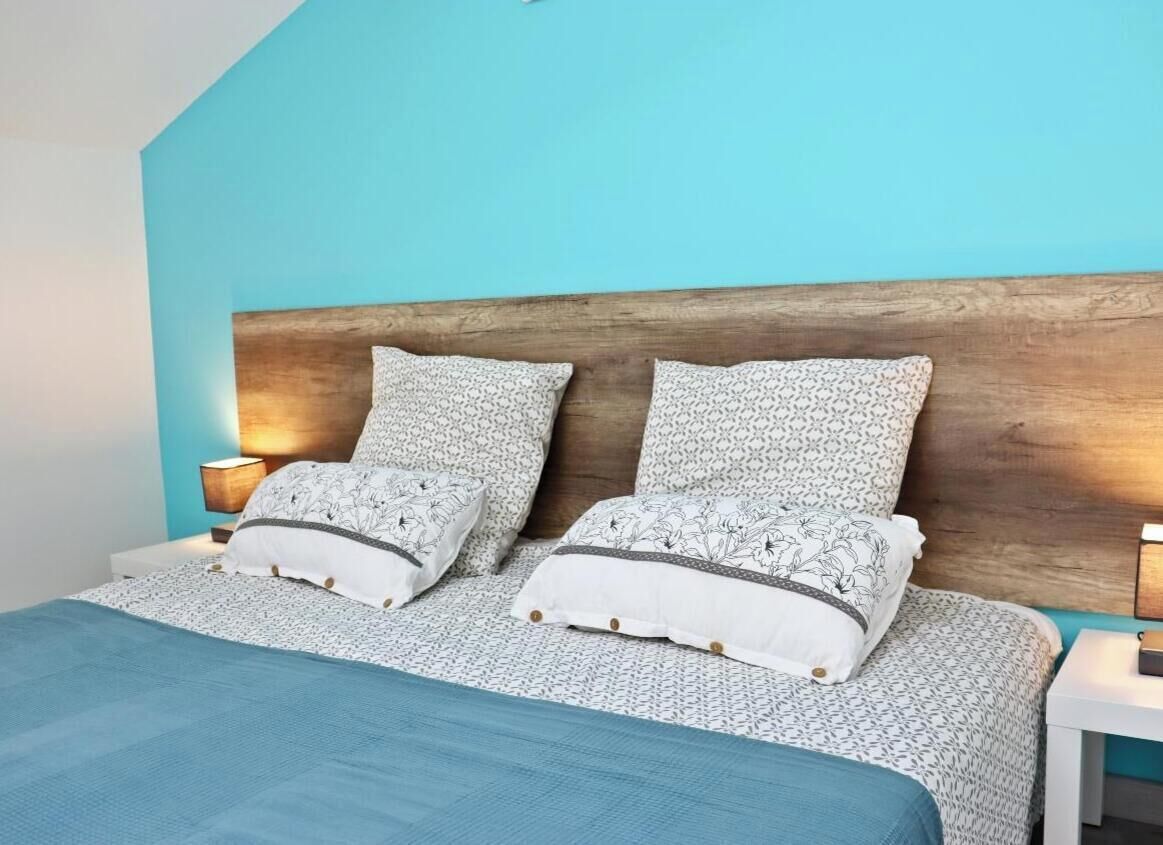 Tabla de planchar con plancha, wifi y ropa de cama 