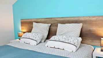 Tabla de planchar con plancha, wifi y ropa de cama
