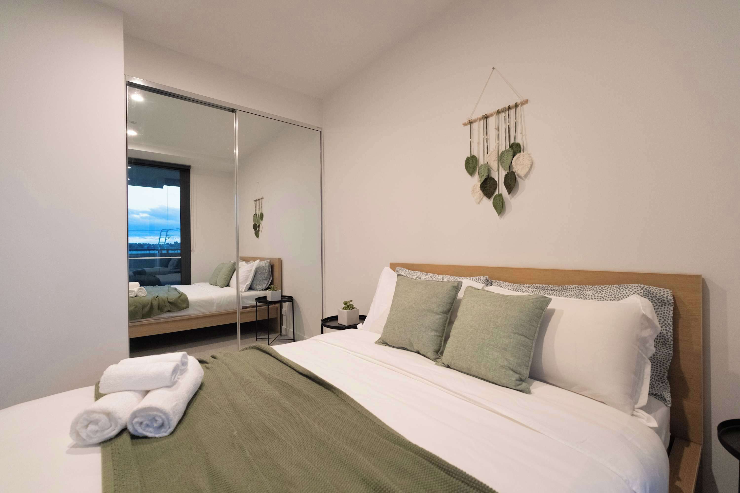 Tabla de planchar con plancha, wifi y ropa de cama 