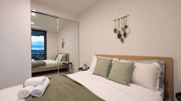 Tabla de planchar con plancha, wifi y ropa de cama