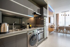 Een moderne keuken met roestvrijstalen apparatuur, een inbouwoven en een spoelbak.