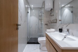 Regadera, toallas, jabón, papel de baño 