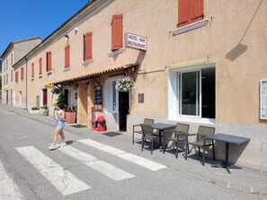 Outdoor dining - L'étape (Les Omergues)