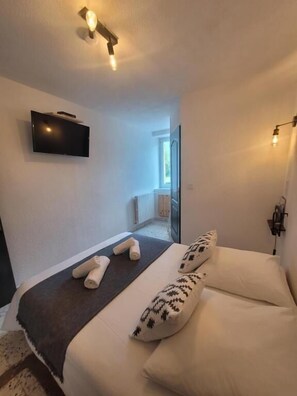 Economy Double Room, Mountain View | In-room safe, blackout curtains, free WiFi - L'étape (Les Omergues)
