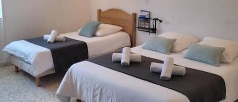 Quarto triplo família, vista para a montanha | Cofres nos quartos, cortinas blackout, Wi-Fi de cortesia
