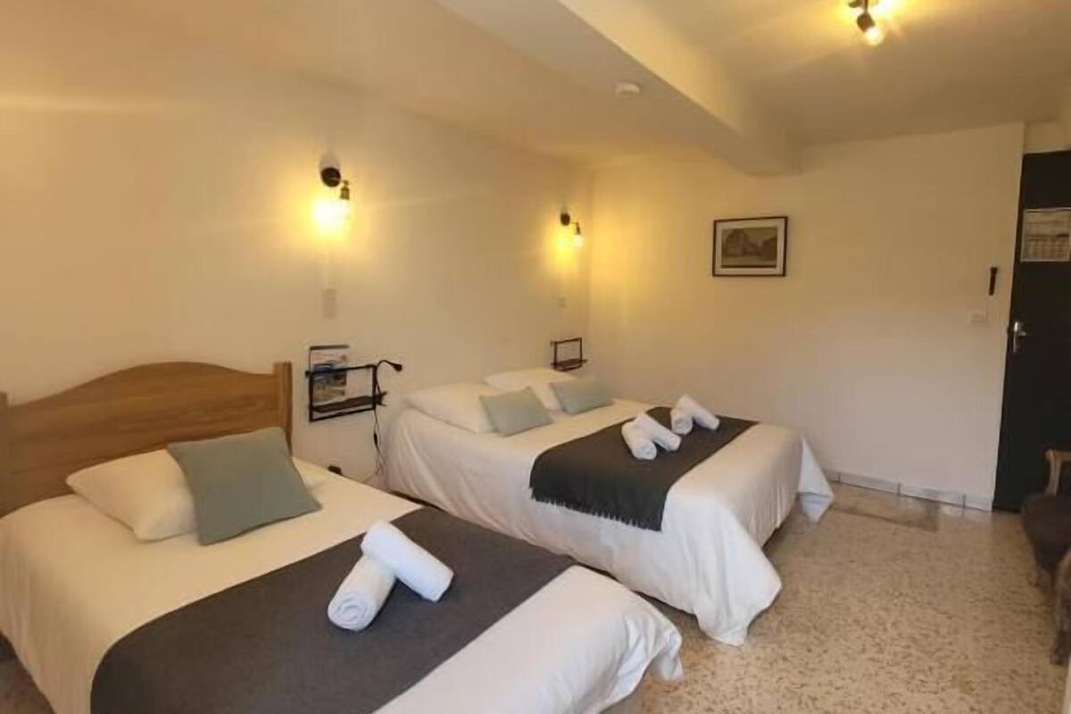 Chambre Triple Familiale, vue montagne | Coffres-forts dans les chambres, rideaux occultants, Wi-Fi gratuit
