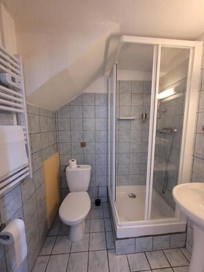 Family Triple Room, Mountain View | Bathroom - L'étape (Les Omergues)