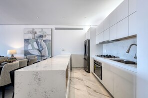 Frigorífico, microondas, horno y placa de cocina