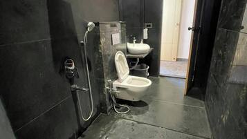 Luxury Room, Garden View | Bathroom | Shower, free toiletries, hair dryer, towels