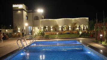 5 outdoor pools