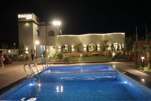 5 outdoor pools