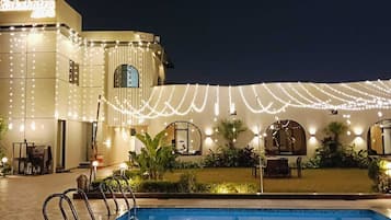 10 outdoor pools