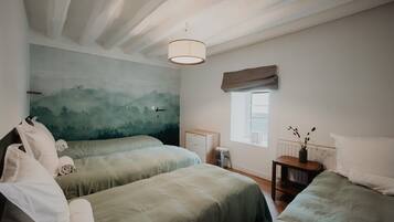 Iron/ironing board, bed sheets