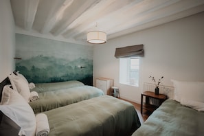 Iron/ironing board, bed sheets